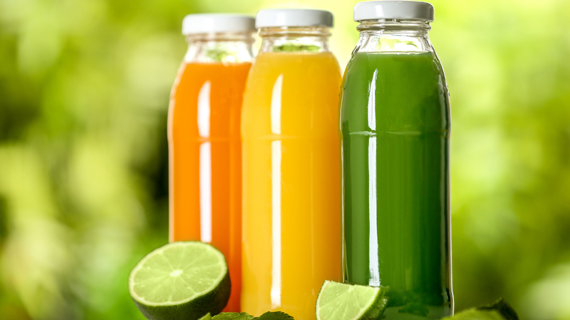 Vitamin C thường được bổ sung vào nước ép trái cây, rau củ chế biến hoặc thực phẩm đóng gói