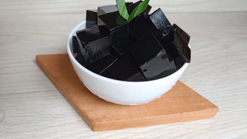 Một trong những công dụng nổi bật của thạch đen là hỗ trợ thanh nhiệt, giải nhiệt cơ thể