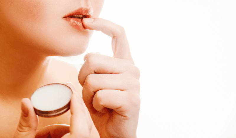 Công dụng của vaseline giúp dưỡng môi