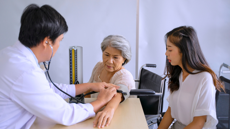 Đi khám bác sĩ khi có các dấu hiệu bệnh tim mạch