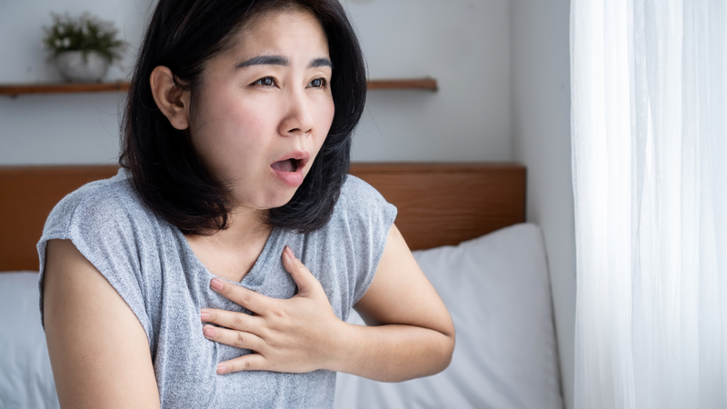 Đau ngực, khó thở là dấu hiệu phổ biến nhất của bệnh tim mạch