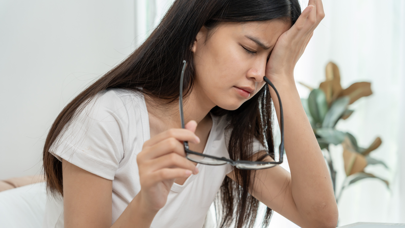 Không dụi mắt vì có thể làm tổn thương nặng hơn hoặc khiến ký sinh trùng lan rộng