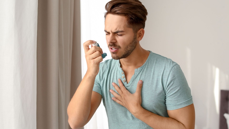 Khó thở là một trong những triệu chứng điển hình của hen phế quản