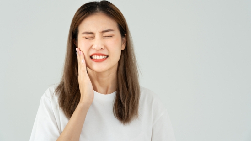 Răng sứ bị hở có thể gây mất thẩm mỹ, đau nhức, hôi miệng và tăng nguy cơ bệnh răng miệng