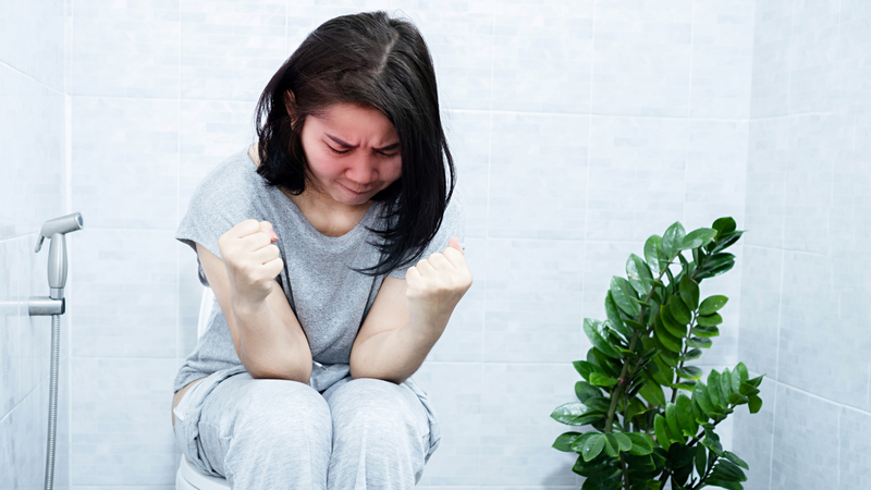 Thấy chảy máu khi đi đại tiện là một trong những dấu hiệu trĩ nội