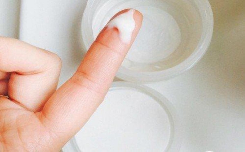 Khí hư màu trắng sữa thường được xem là bình thường vì đây là cách cơ thể làm sạch và bảo vệ cơ quan sinh dục