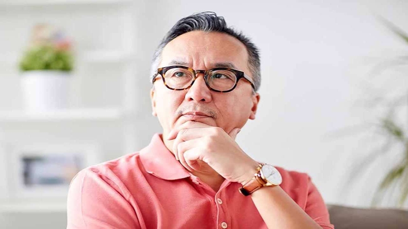 Chức năng của tuyến lệ suy giảm theo tuổi tác, khả năng tiết nước mắt ở người trung niên và cao tuổi thấp hơn nhiều so với người trẻ