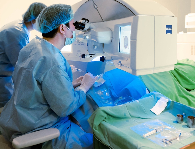 Những điều cần biết về phẫu thuật Phakic trong điều trị tật khúc xạ 1