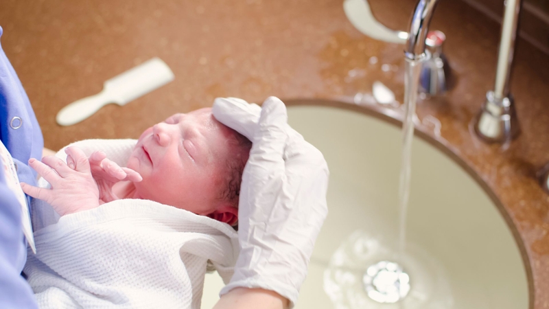 Cha mẹ có thể áp dụng một trong hai cách tắm để phù hợp với tình trạng của trẻ