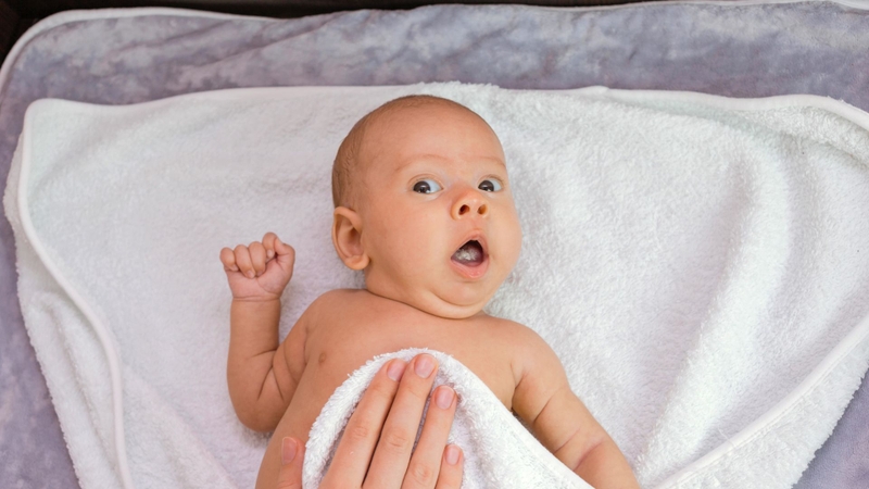 Sau khi tắm, mẹ cần lau người cho con trước khi mặc quần áo