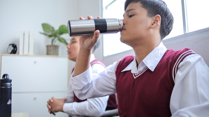 Bình nước nên dùng riêng, rửa sạch hằng ngày và để khô trước khi dùng lại