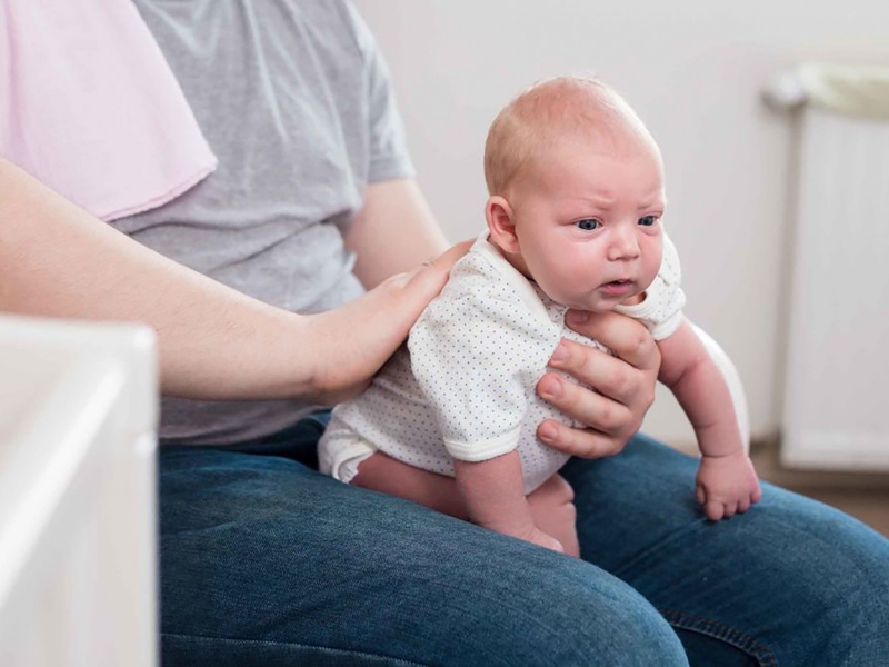 Vỗ nhẹ vai hoặc lưng của bé nhẹ nhàng và dứt khoát sẽ giúp bé hết nấc cụt