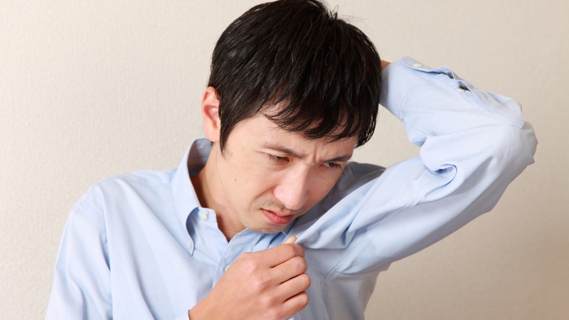 Tại sao cơ thể nam giới dễ có mùi?