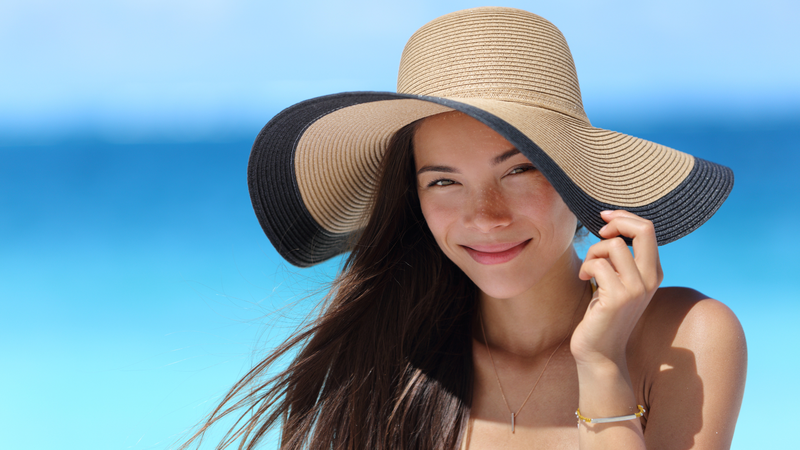 Khi ra ngoài nên che chắn hoặc dùng sản phẩm bảo vệ tóc khỏi tia UV