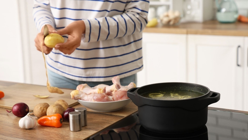 Súp ấm với nguyên liệu mềm giúp người bệnh dễ nuốt và bổ sung năng lượng