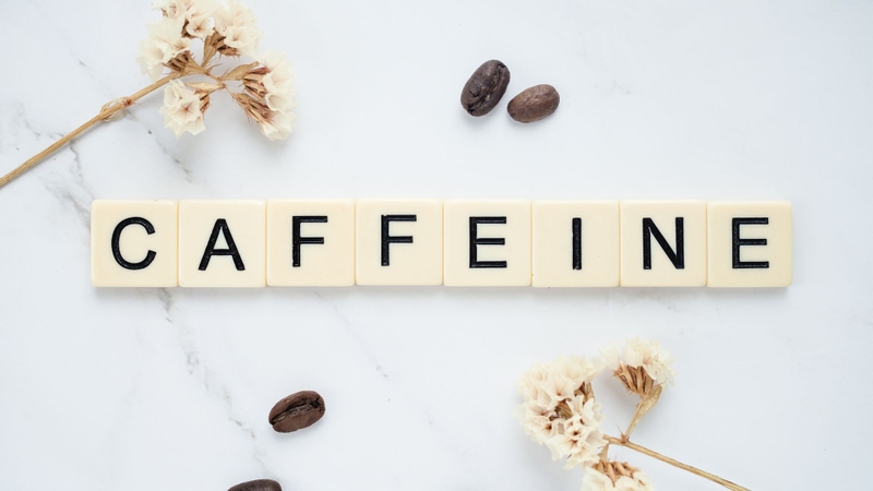 Nên hạn chế caffeine sau 14h để đảm bảo cơ thể có đủ thời gian chuyển hóa trước khi đi ngủ