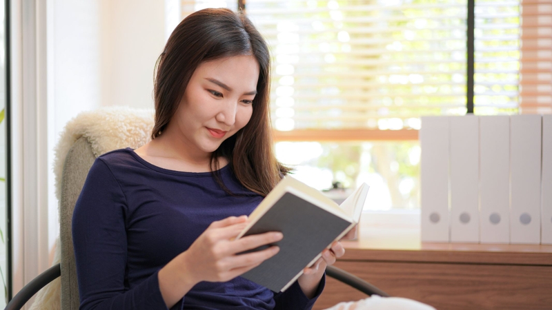 Tạo thói quen đọc sách, nghe nhạc nhẹ giúp não bộ giảm căng thẳng và dễ dàng đi vào giấc ngủ