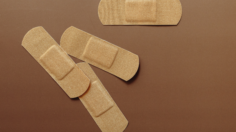 Băng gạc, băng cá nhân giúp che chắn và bảo vệ vết thương ngoài da