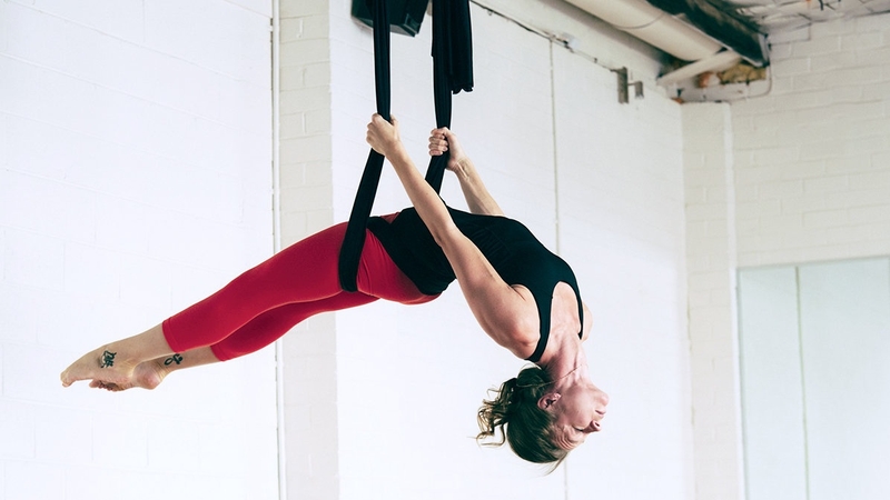 Những lợi ích tuyệt vời khi tập yoga võng bạn cần biết 3