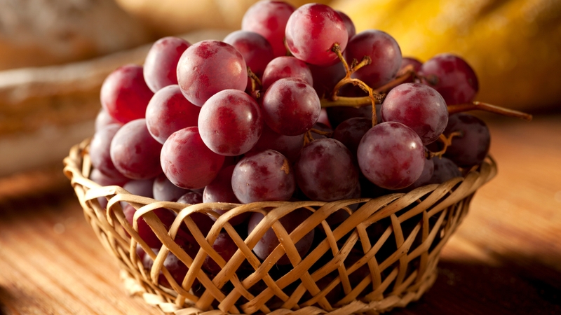Nho đỏ là loại trái cây thuộc nhóm cây thân leo, có quả mọng nước và mọc thành từng chùm