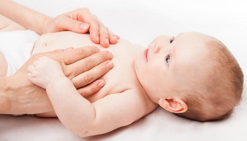 Kết hợp với việc sử dụng dầu massage cho bé sẽ giúp mẹ thao tác dễ dàng hơn