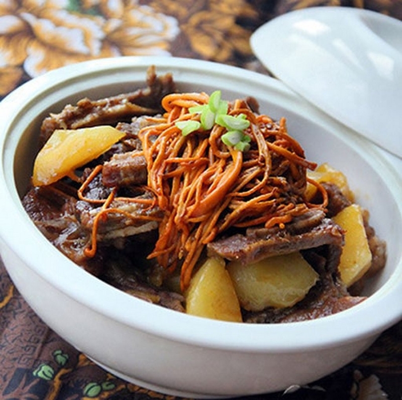 chỉ nên chế biến đông trùng hạ thảo trong nồi đất, nồi sứ hoặc nồi thủy tinh