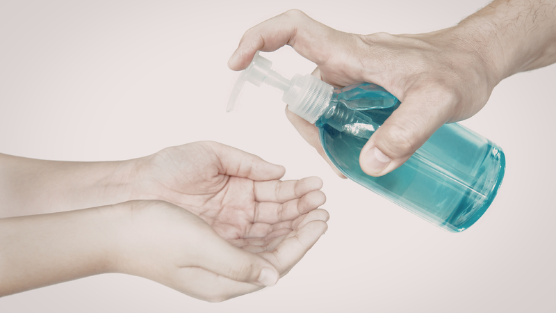 Lưu ý khi sử dụng nước rửa tay khô: Không lau tay ngay sau khi sử dụng