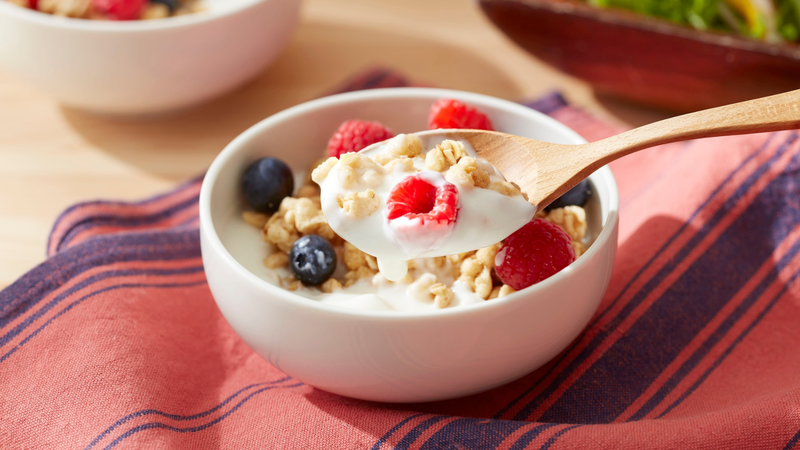 Sữa chua Hy Lạp với trái cây là món ăn dễ tiêu phù hợp với buổi chạy dưới 60 phút
