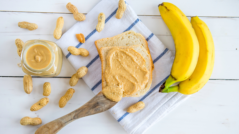 Bạn có thể lựa chọn chuối kèm bơ đậu phộng làm món ăn nhẹ trước khi chạy
