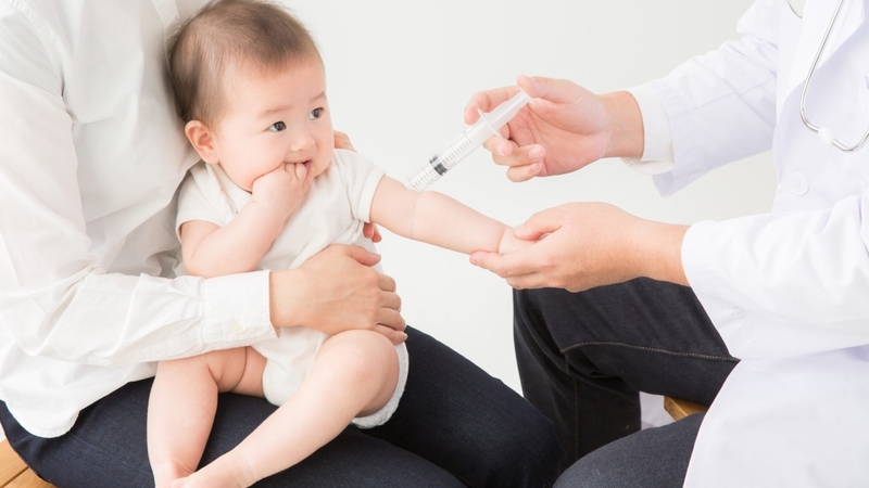 Những mũi tiêm vắc xin bảo vệ con cả đời ba mẹ cần cho trẻ tiêm ngay 1