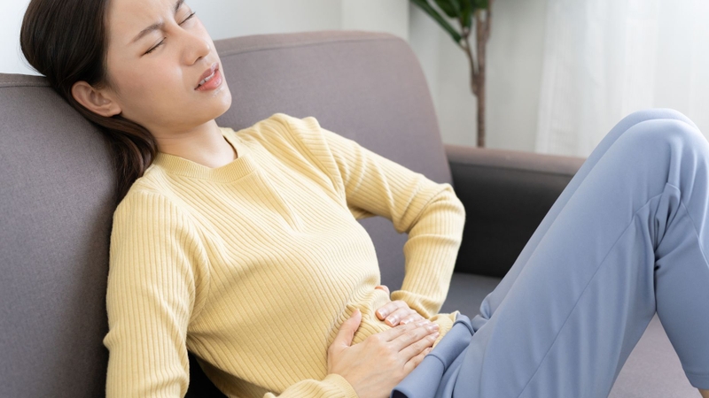 Vì trứng vịt lộn giàu chất béo và cholesterol, dễ gây dư năng lượng, khó tiêu và tiềm ẩn nguy cơ dị ứng hoặc mất an toàn thực phẩm