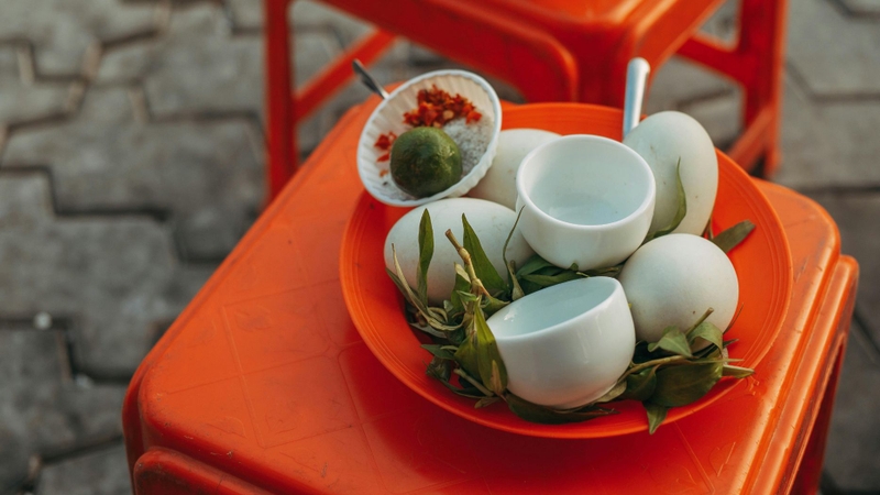 Cần đảm bảo vệ sinh, chọn trứng uy tín, rửa sạch và luộc chín kỹ để giảm nguy cơ nhiễm khuẩn