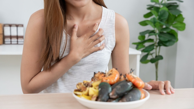 Một số thực phẩm như hải sản, sữa, đậu phộng hay đồ ăn lạ có thể gây dị ứng ở người nhạy cảm, dẫn đến ngứa da, nổi mề đay và khó chịu, đôi khi rõ hơn về đêm