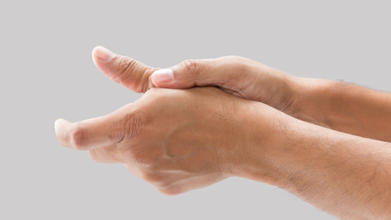 Đau khớp ngón cái là tình trạng thường gặp, ảnh hưởng đến vận động hằng ngày