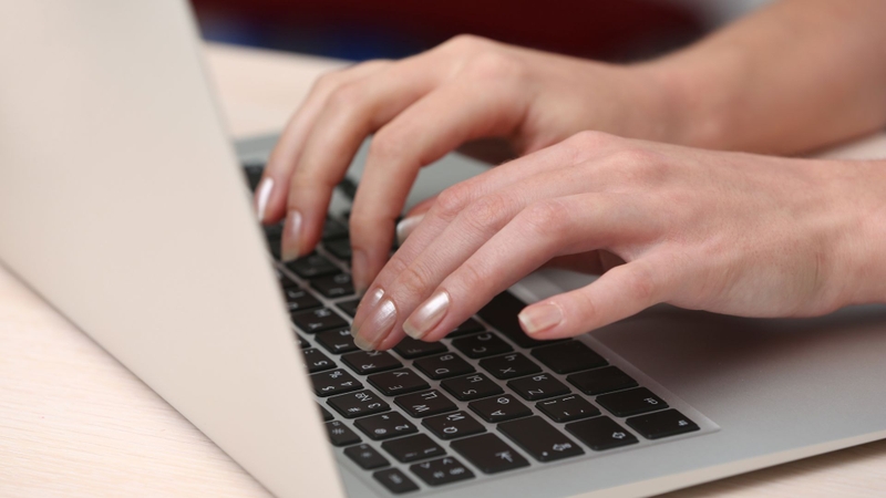 Việc sử dụng tay liên tục, đặc biệt là gõ bàn phím khiến khớp dễ bị quá tải