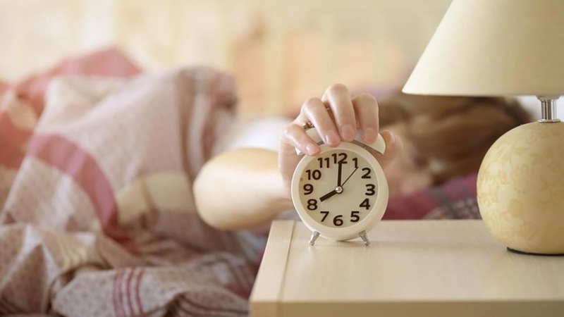 Những rủi ro với sức khỏe dù ngủ nướng thường xuyên 1