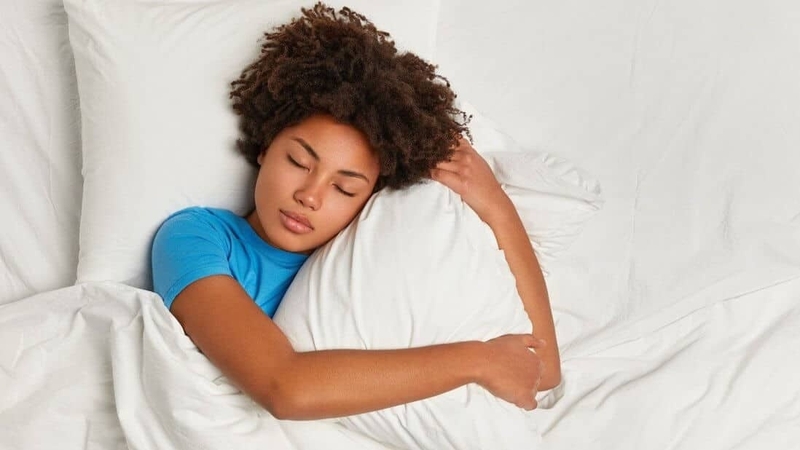 Những rủi ro với sức khỏe dù ngủ nướng thường xuyên 2