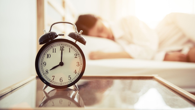 Những rủi ro với sức khỏe dù ngủ nướng thường xuyên 3