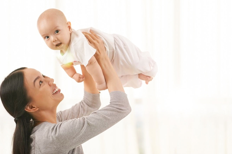 Những sai lầm và tư thế bế trẻ sơ sinh không đúng cách mẹ cần tránh xa