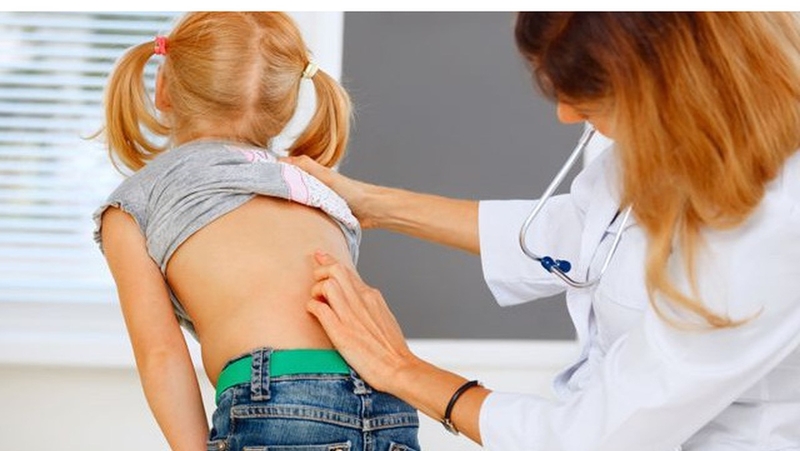 Những sai lầm và tư thế bế trẻ sơ sinh không đúng cách mẹ cần tránh xa  4