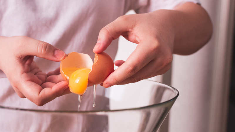 Nếu không có vấn đề sức khỏe đặc biệt, nam giới nên ăn cả quả trứng để nhận đầy đủ dưỡng chất