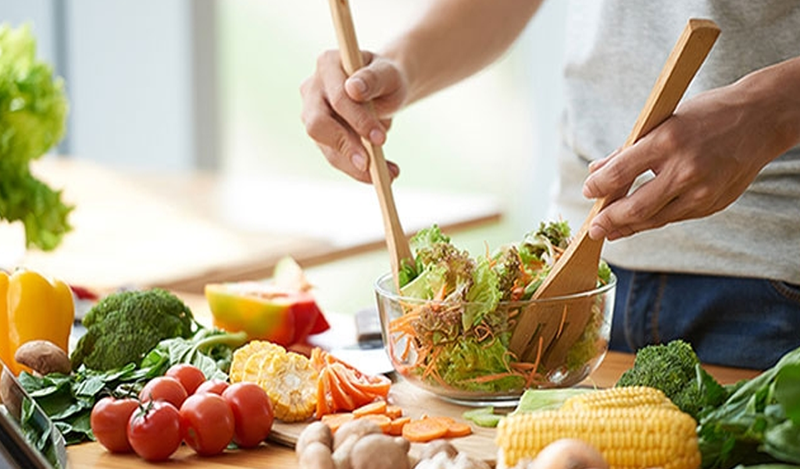 Bệnh nhân ung thư nên ăn uống lành mạnh và ngủ đủ giấc