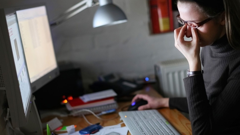 những thói quen gây hại cho mắt cần lưu ý 1