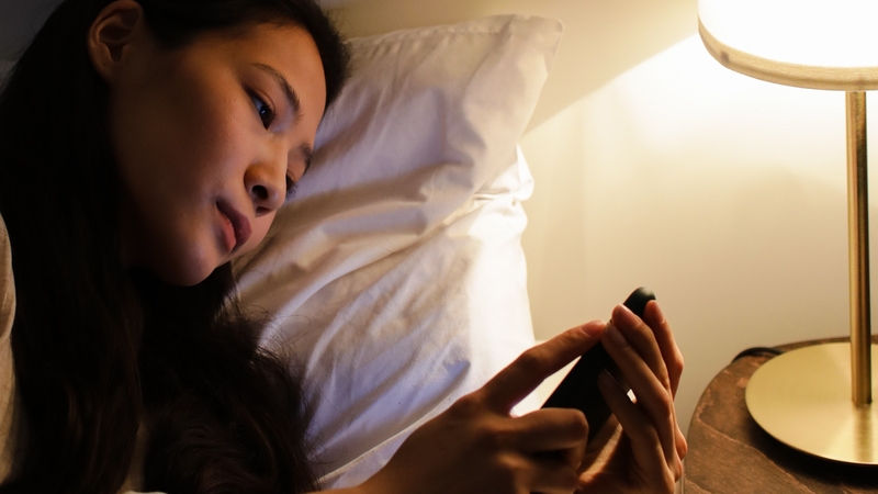 những thói quen gây hại cho mắt cần lưu ý 2