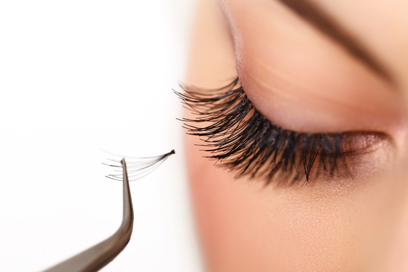 Những thói quen trang điểm dễ gây hại cho mắt 1