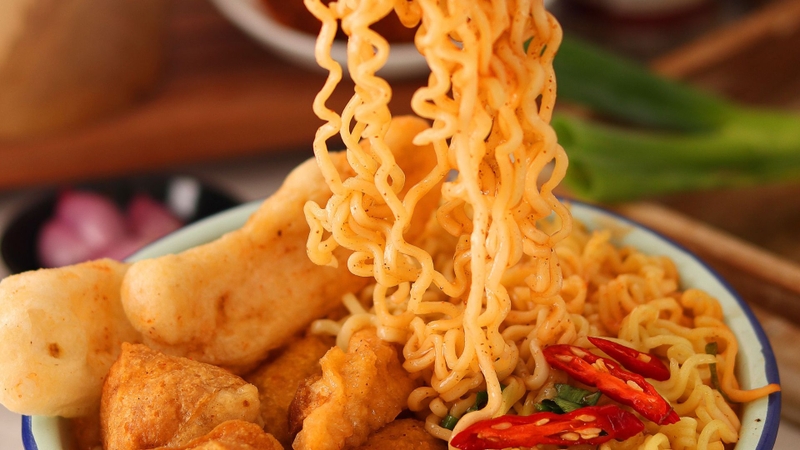 Mì ăn liền thường nghèo dinh dưỡng nhưng lại chứa hàm lượng natri cao
