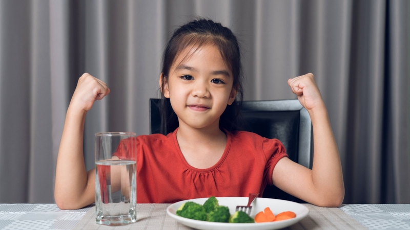 Nên xây dựng chế độ ăn cân bằng, tập cho trẻ thói quen ăn uống lành mạnh từ sớm