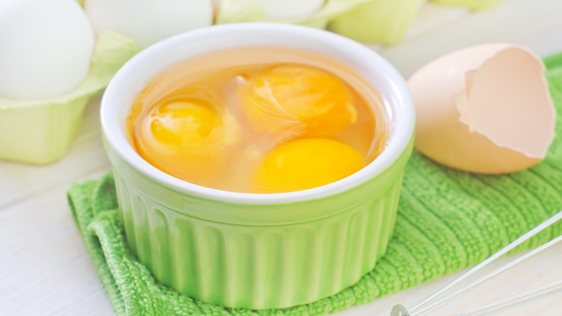 Ăn trứng sống dễ nhiễm Salmonella và gây tiêu chảy