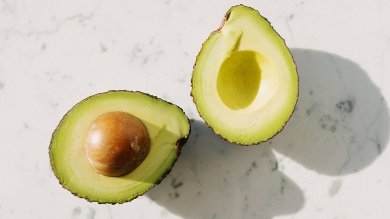 Chất béo tốt từ quả bơ làm tăng lượng calo, hỗ trợ hấp thu các vitamin tan trong dầu