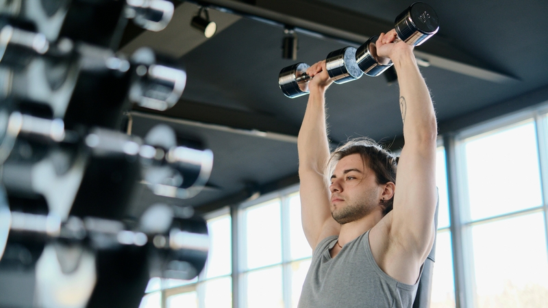 Ưu tiên các bài tập tăng sức mạnh như nâng tạ hoặc kháng lực mỗi ngày